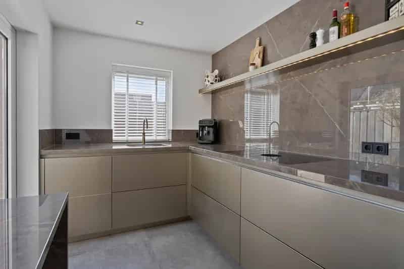 Instapklare gerenoveerde tussenwoning Best 4 slaapkamers