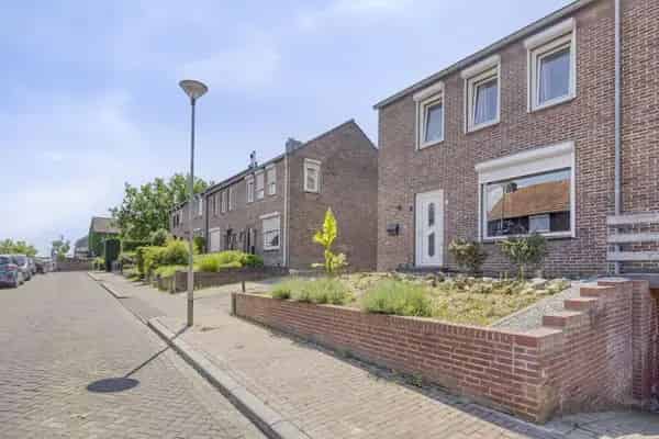 Halfvrijstaande woning Eygelshoven 3 slaapkamers ruime oprit