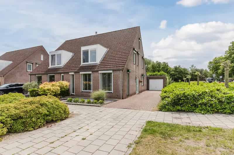 Ruime 4 Slaapkamers 2-onder-1-kapwoning Philippine