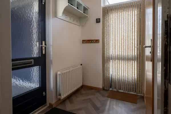 Ruime 5 Slaapkamers 2 Onder 1 Kapwoning Nabij Voorzieningen
