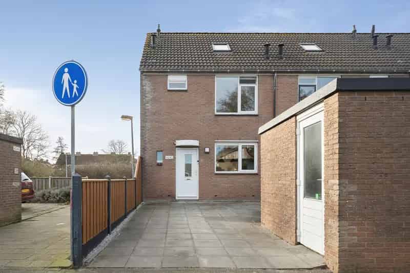 Hoekwoning Julianadorp 4 slaapkamers tuin overkapping