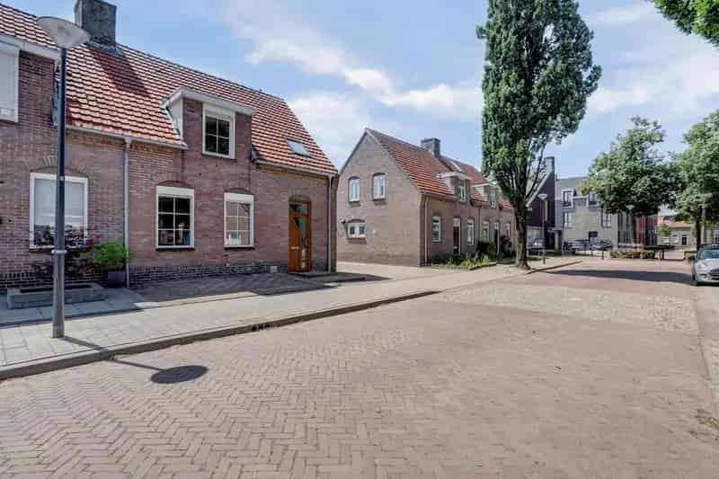 Ruime Tweekapper Reusel: 3 Slaapkamers, Royale Tuin, Garage