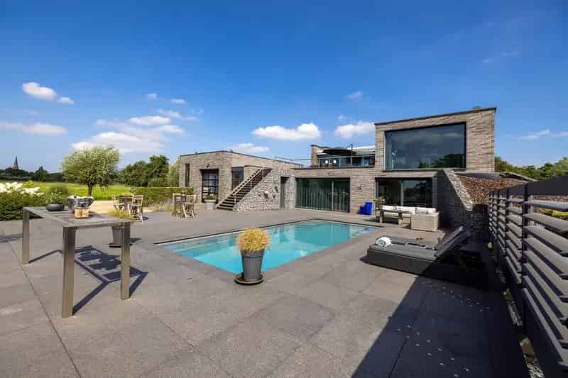 Luxe Villa te Koop 712m2 2 Hectare Zwembad Aanlegsteiger