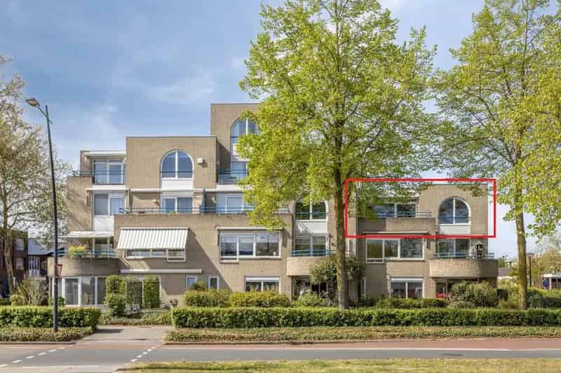 Gemoderniseerd Hoekappartement Uden Ruim Balkon Parkeerplaats