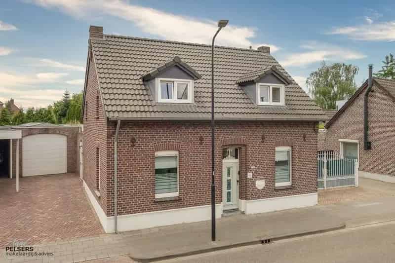 Vrijstaand huis Reuver Zwembad Bijgebouw Ruime Tuin