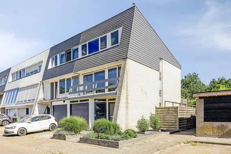 Splitlevel woning met 3 slaapkamers en moderne keuken