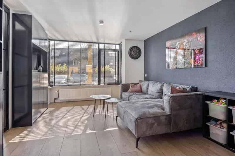Ruime gezinswoning Leiderdorp 6 slaapkamers luxe badkamer 12 zonnepanelen