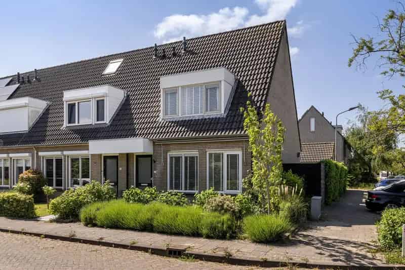 Hoekwoning met Garage te koop in Willemstad