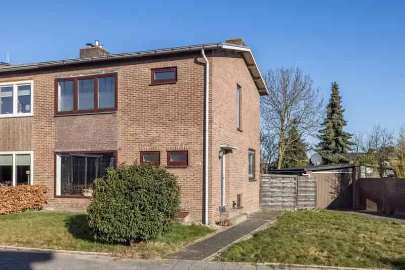 Twee Onder Een Kapwoning Nabij Voorzieningen 3 Slaapkamers Garage
