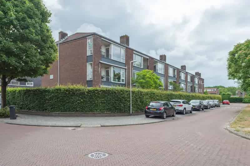 Appartement te koop Bussum: Licht 2-kamer appartement met terras en tuin