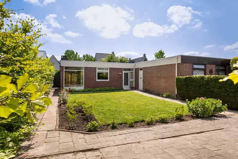 Gelijkvloerse Bungalow Nieuw Vennep Ruime Tuin Modernisering Nodig