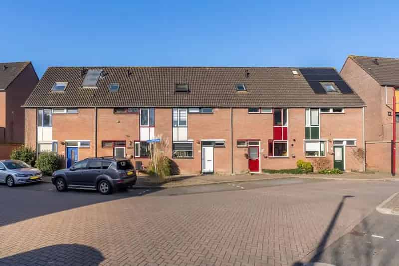 5 Slaapkamers Ruime Tussenwoning Fokkesteeg Zuid Nabij Park en Winkels