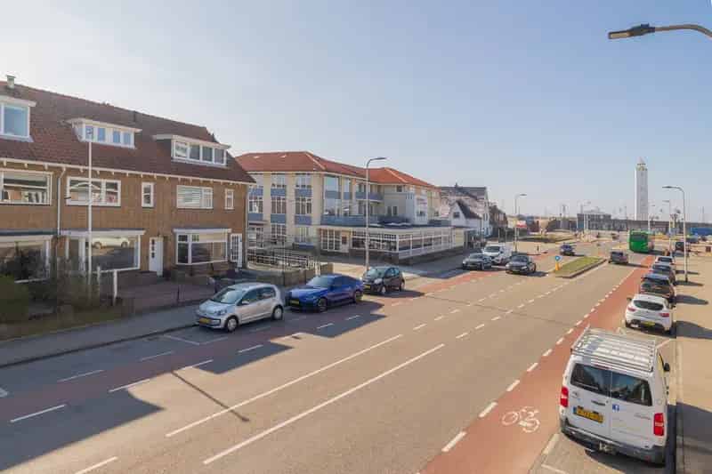 Herenhuis nabij strand met tuin en zomerhuis