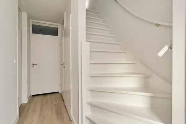 Gerenoveerde Hoekwoning Helmond: 2 Slaapkamers, Garage