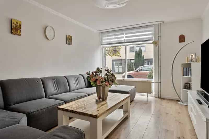 Ruime 6 Slaapkamers Hoekwoning Reeshof Nabij Scholen