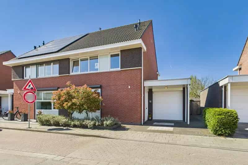 Ruime 4 Slaapkamers 2-onder-1-kapwoning Axel
