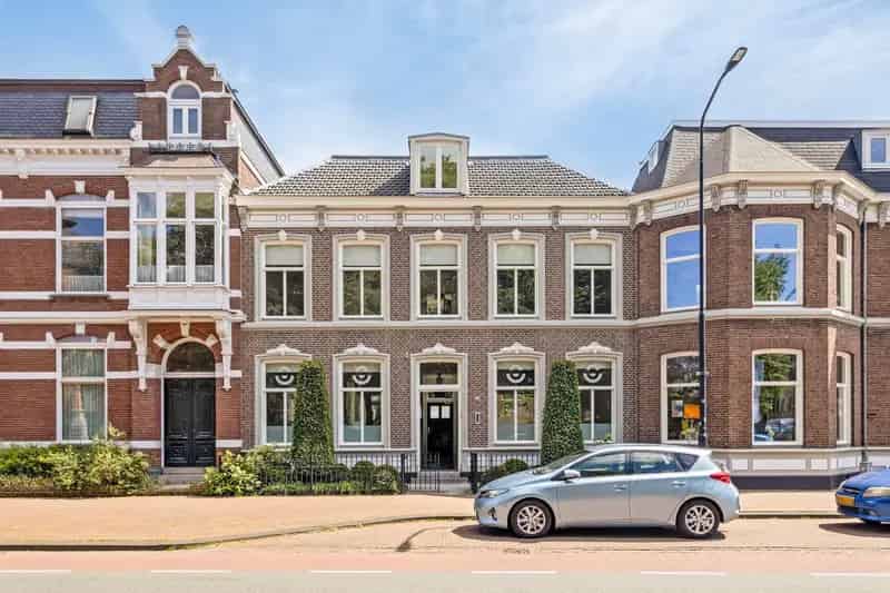 Kantoorruimte Oss: Gemeentelijk monument, 340m², modern en historisch