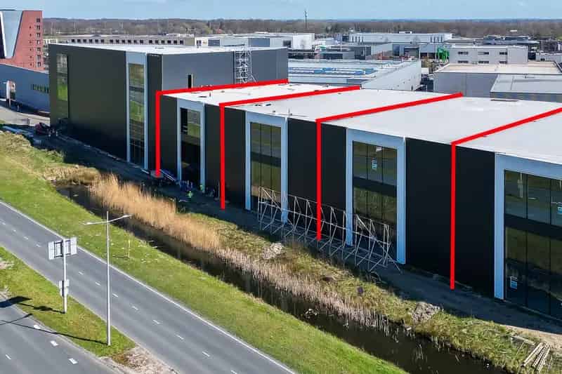 Bedrijfshal Amersfoort A28: 909m2+ Showroom Kantoor Opslag
