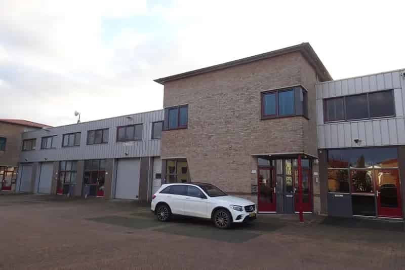Bedrijfshal Uithoorn te koop - Showroom en Kantoorruimte