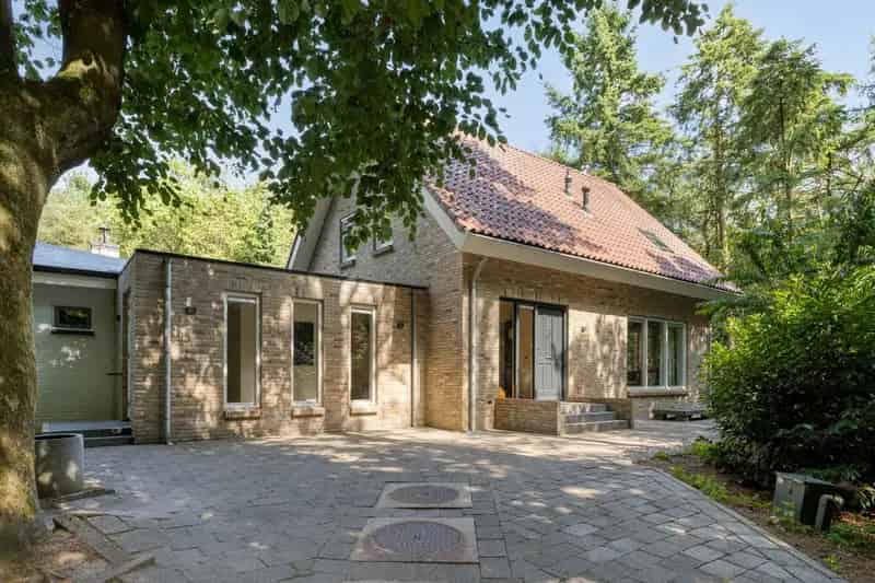 Landhuis met zwembad en paardenstallen te koop