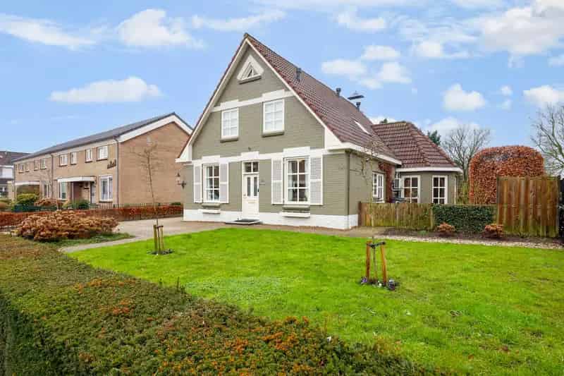 Jaren 30 woning te koop met zwembad en luxe afwerking