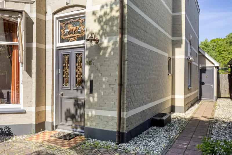 Huis te koop Epe: Karakteristieke Villa met Royale Garage en Tuin