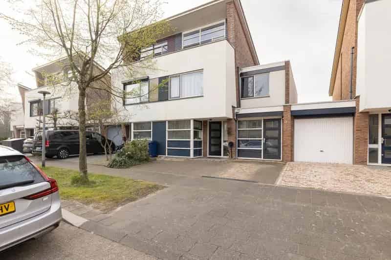 Ruime 5 Slaapkamers 2 Badkamers 2 Onder 1 Kapwoning Literatuurwijk