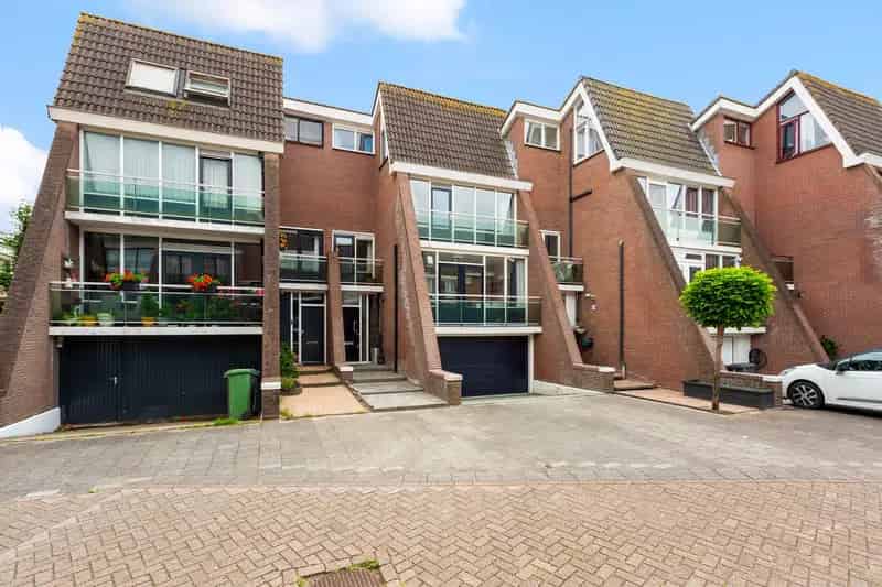 Huis te koop Maassluis: Ruim 5-slaapkamer herenhuis met garage