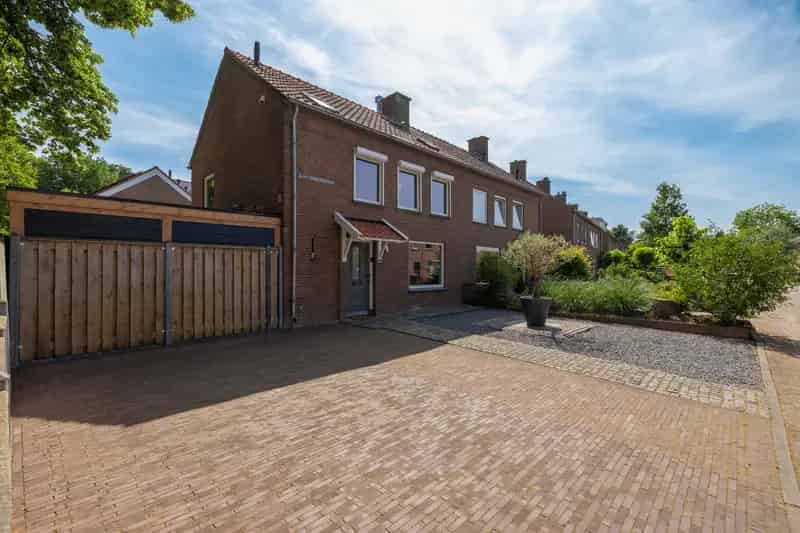 Gerenoveerde Tweekapper Engelen 4 slaapkamers Praktijkruimte