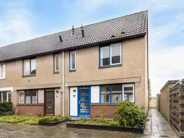 Ruime Hoekwoning te Zaandam met 3 slaapkamers en tuin
