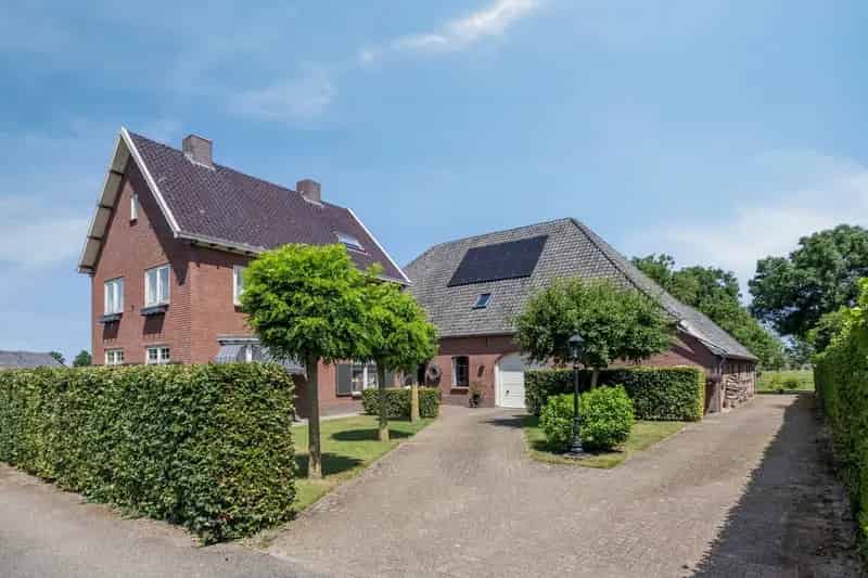 Jaren 30 Villa met B&B Paardenboxen Zwembad Praktijkruimte