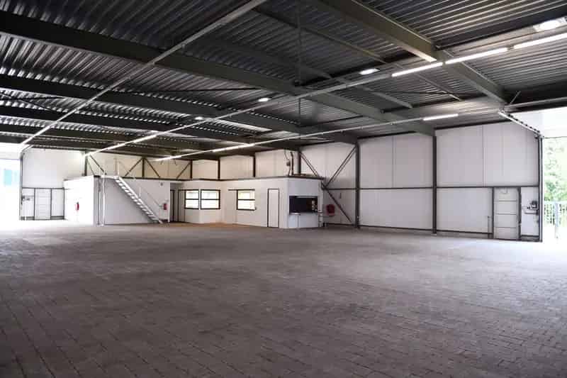 Bedrijfshal Leek A7: 585m² bedrijfsruimte, 110m² kantoor