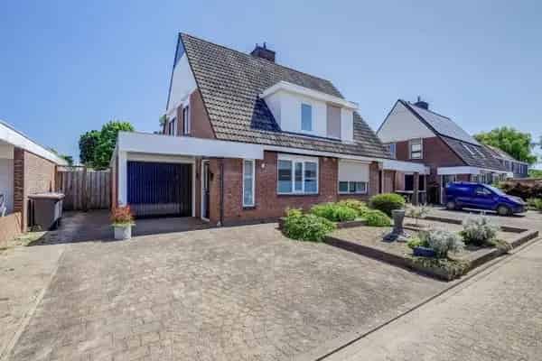 Tweekapper Steenbergen: Ruime woning met tuin en garage