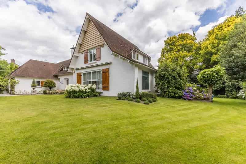 Statig wonen in Maarheeze: Ruime villa met parktuin
