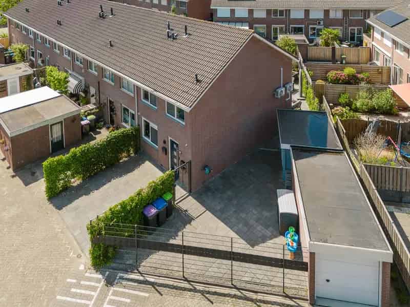 Ruime woning met garage en tuin te koop