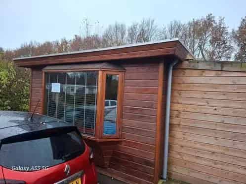 Ruime Houten Chalet te huur met 2 slaapkamers en blokhut