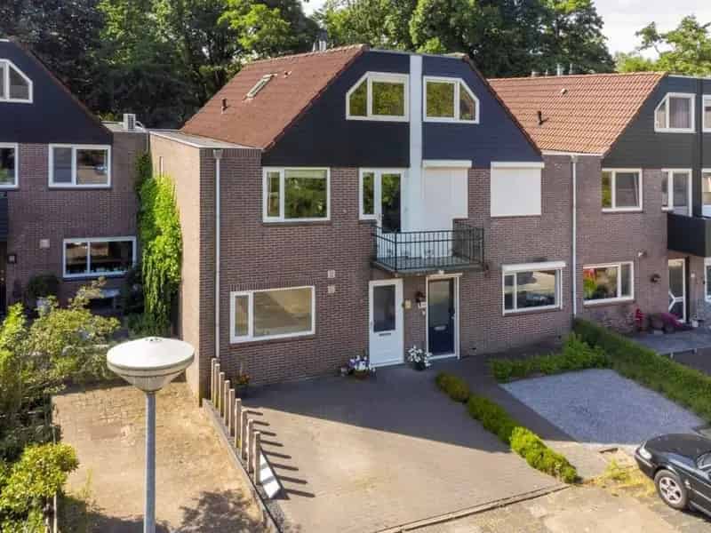 5 Slaapkamers Ruime Hoekwoning met Schuur en Parkeerplaatsen