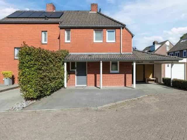 Half Vrijstaande woning Budel: Moderne keuken, luxe badkamer en praktijkruimte