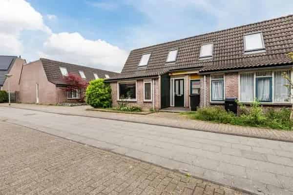 Ruime gezinswoning Almere: 2 slaapkamers, moderne badkamer, zonnige tuin