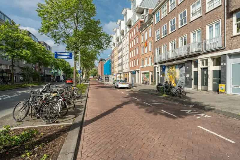 Parkeerplaats Amsterdam Valkenburgerstraat - Beveiligd en Ruim