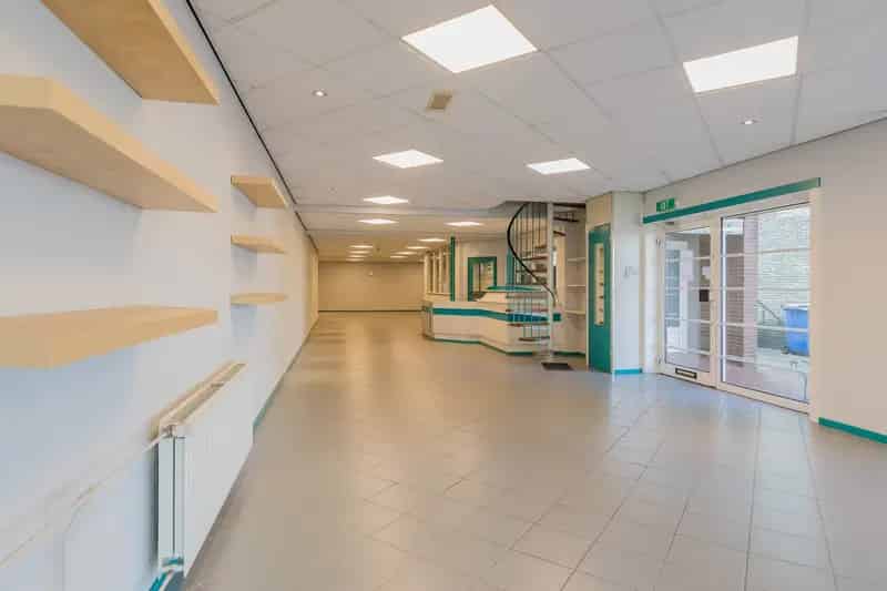 Twee Winkelpanden met Bovenwoningen te Zwanenburg