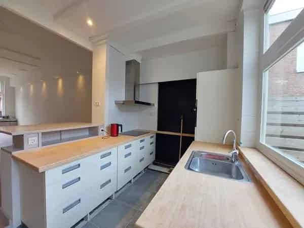 Gerenoveerd 2-kamer appartement met tuin en garage
