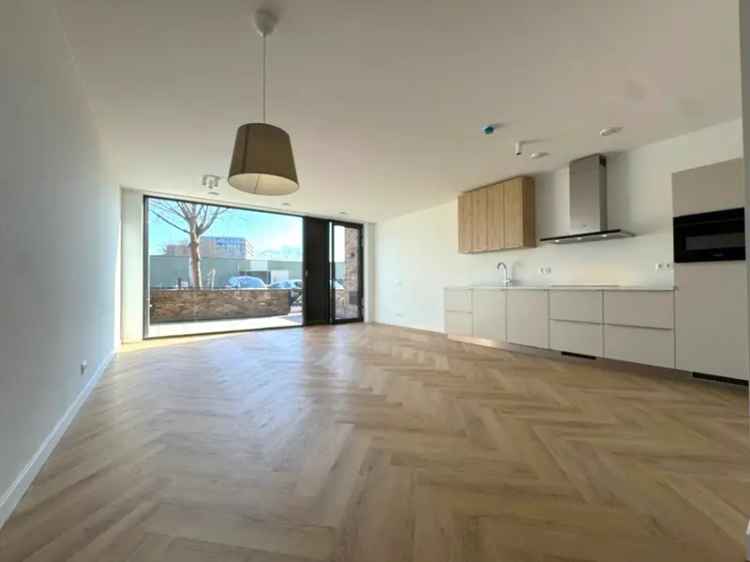 Te huur Breda: Moderne 2 Slaapkamers Stadswoning met Terras en Parkeerplaats