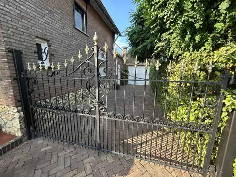 Vrijstaand Landhuis te moderniseren met Garage en Ruime Tuin