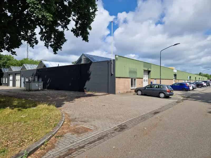 Bedrijfshal te Huur Helmond 186m2 Kantoor Entresol Parkeergelegenheid