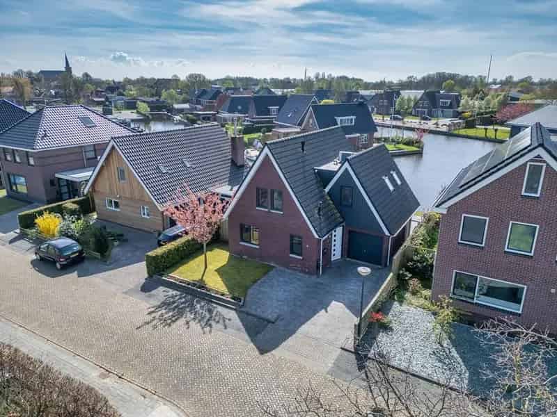 Moderne gezinswoning aan vaarwater Koudum 4 slaapkamers Energielabel A