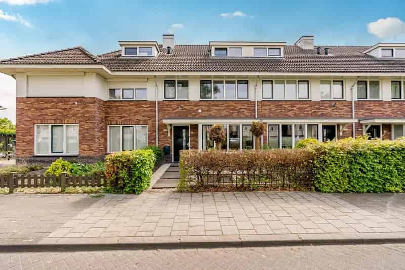 Tussenwoning Lelystad 4 slaapkamers moderne keuken luxe badkamer