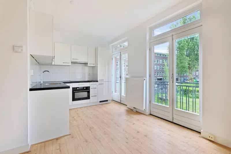 Amsterdam Baarsjes: Instapklaar 3-kamer appartement