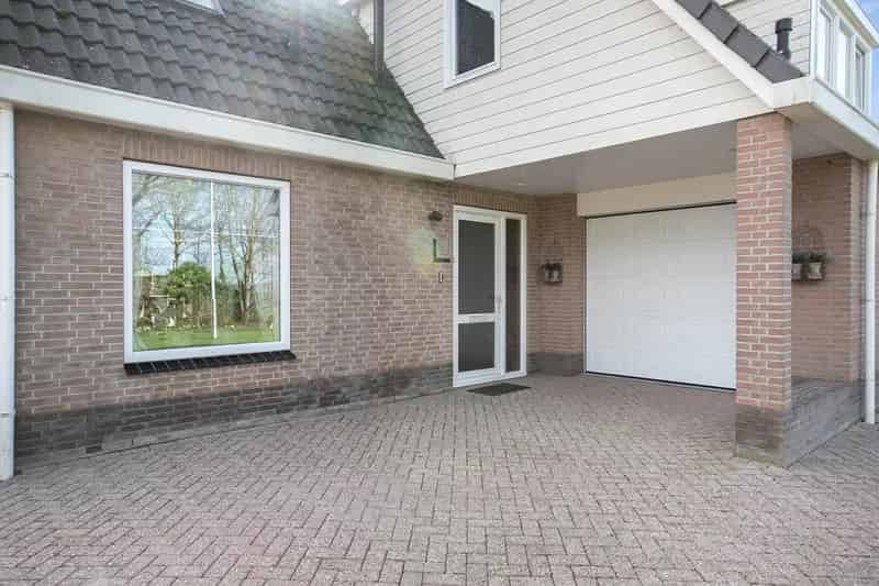 Agrarisch Bedrijf met Woning en Werknemershotel te Heerhugowaard