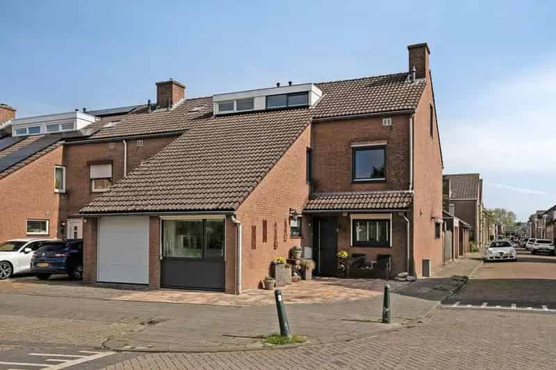 Ruim Hoekhuis 157m2 met Garage 20m2 in Dinteloord